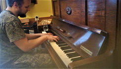 Honza hraje na piano